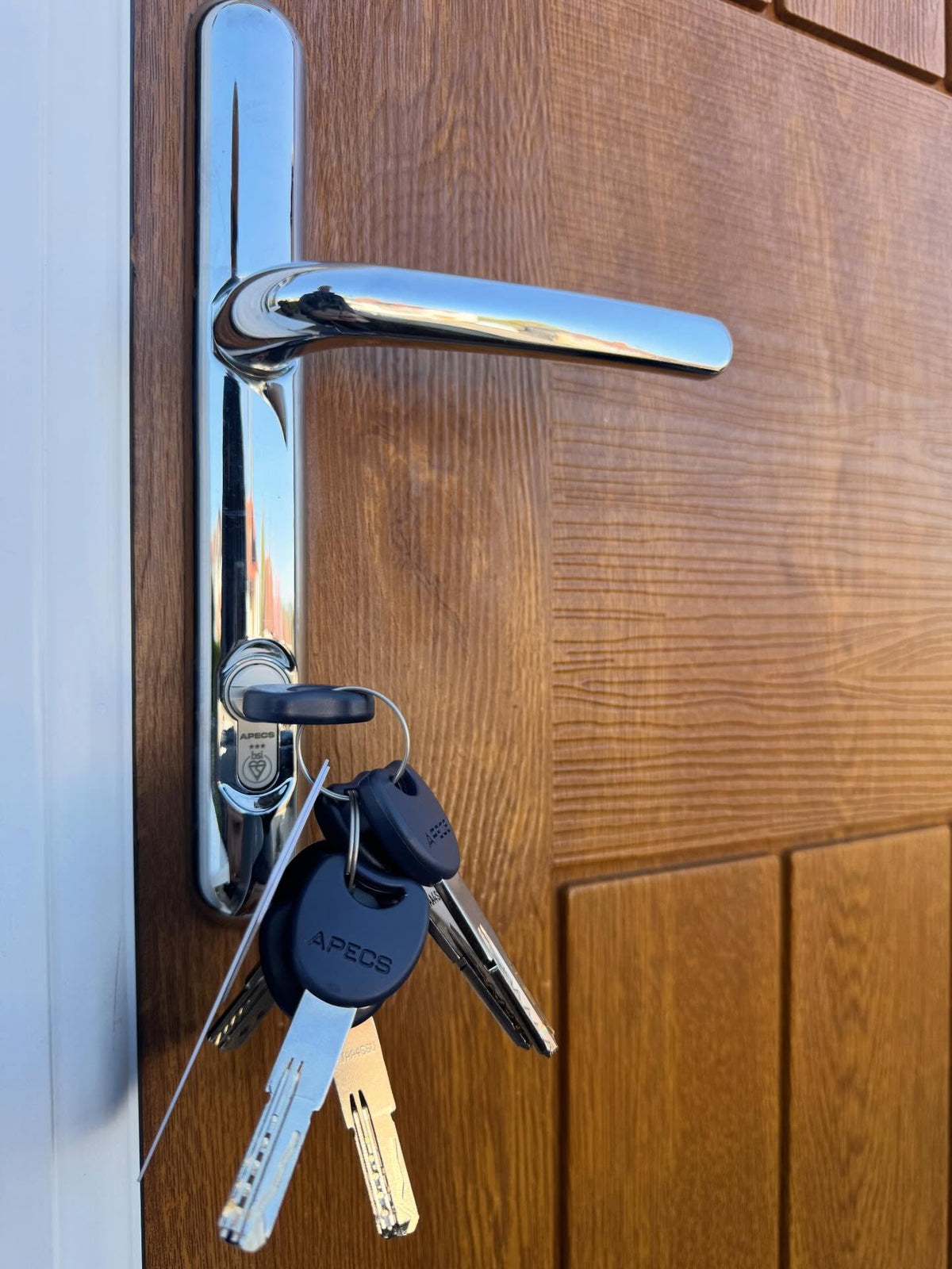 Apecs 3 star anti snap lock fitted to a brown door in Sheffield with 5 keys and a chrome high security door handle 