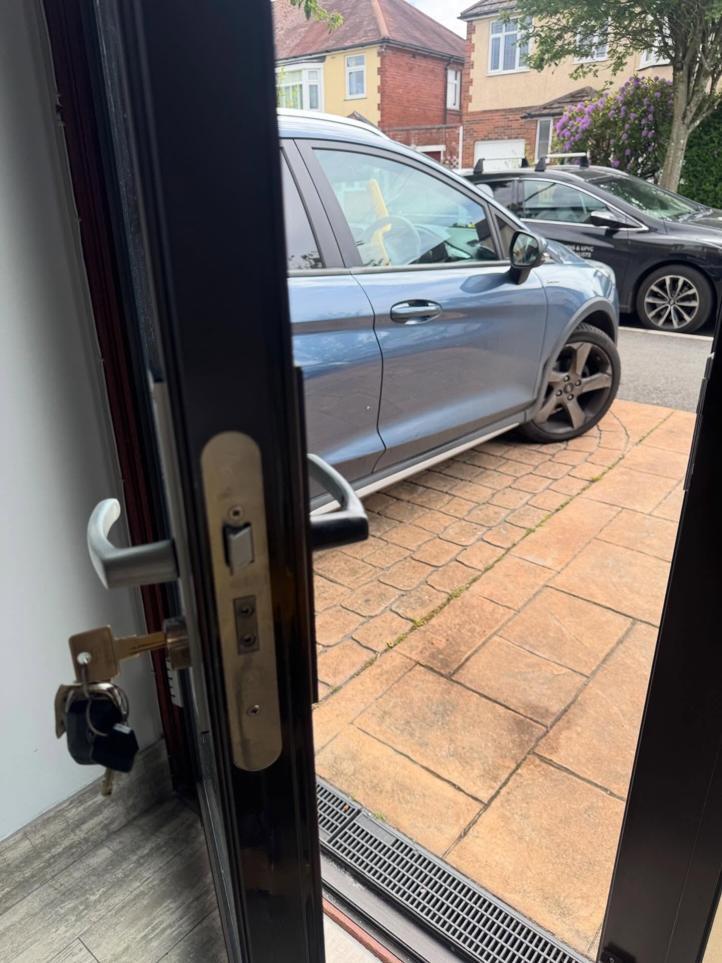 emergency call out showing faulty lock and keys with door open and car in the background